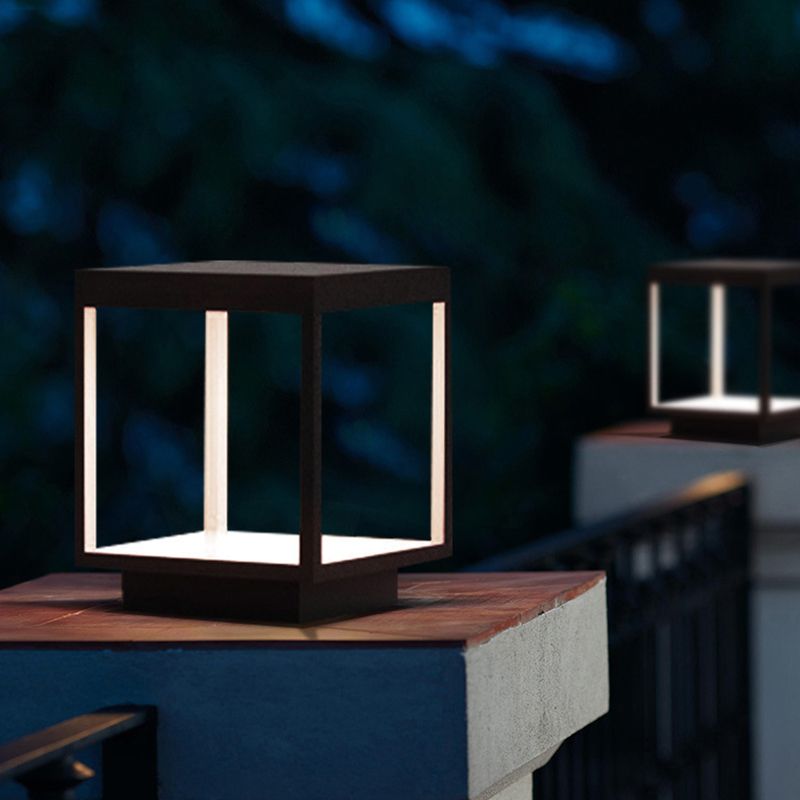 Riley Minimalistische LED Außensokelleuchte Schwarz Garten Metall