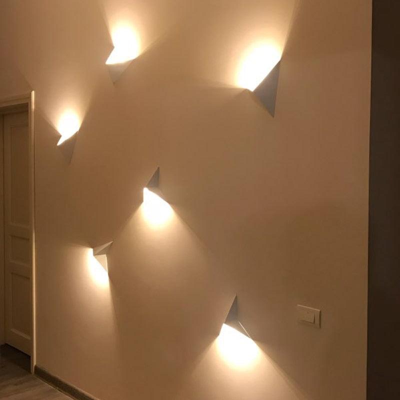Orr Modern Minimalistisch Dreieckige LED Wandleuchte Weiß/Schwarz Metall